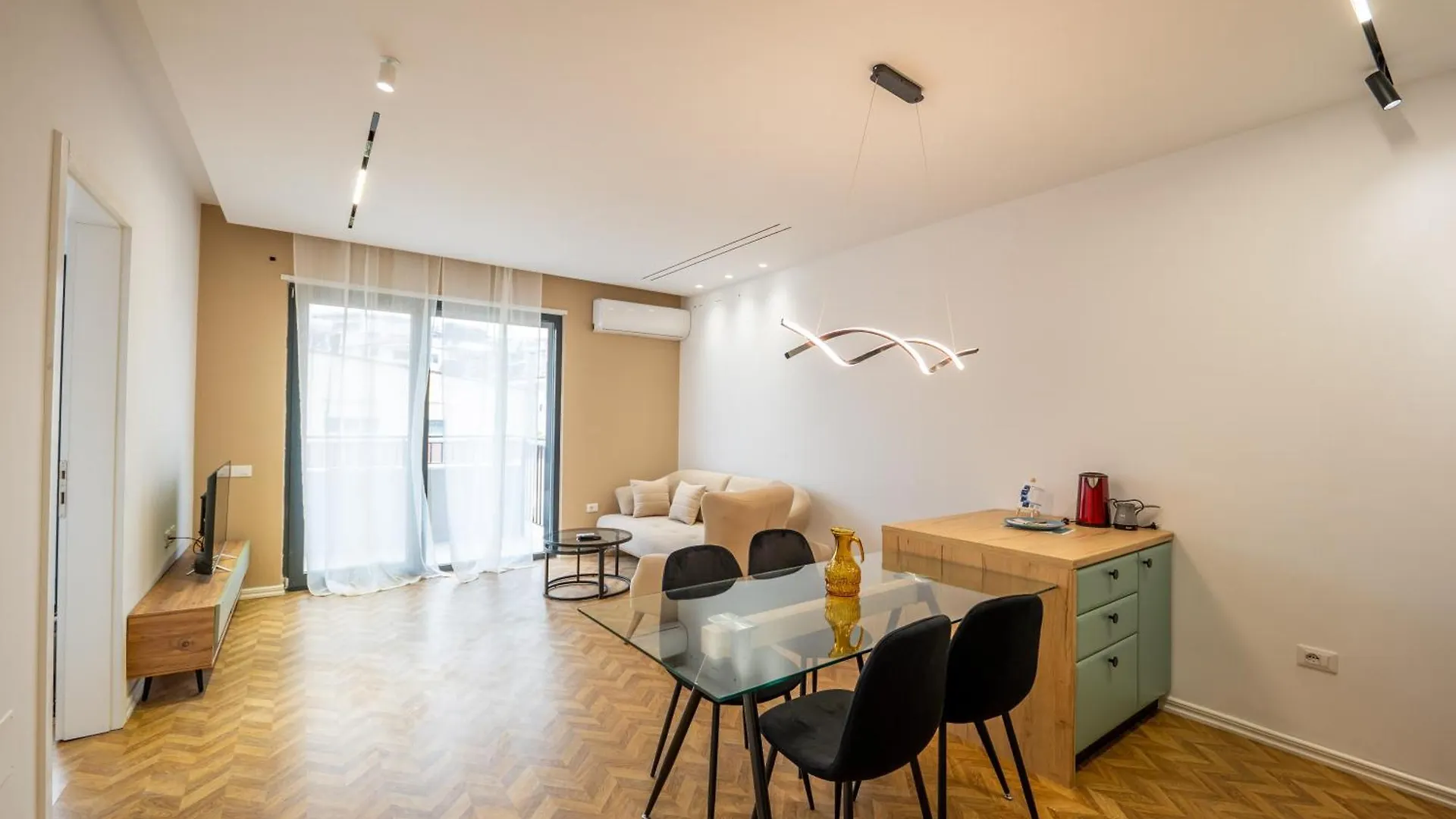 Tirent Apartment-Modern Bedrooms Stay Near Liqeni I Thate ティラナ 0*,  アルバニア