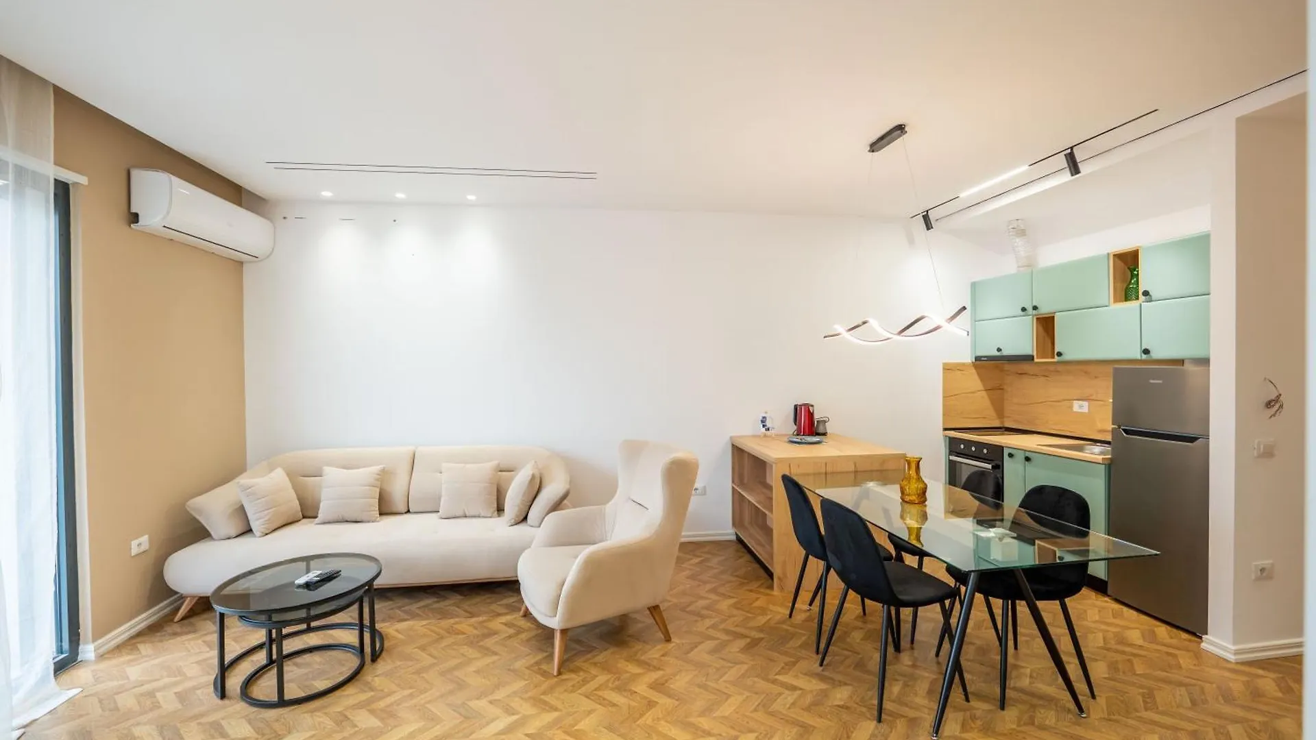 アパート Tirent Apartment-Modern Bedrooms Stay Near Liqeni I Thate ティラナ アルバニア