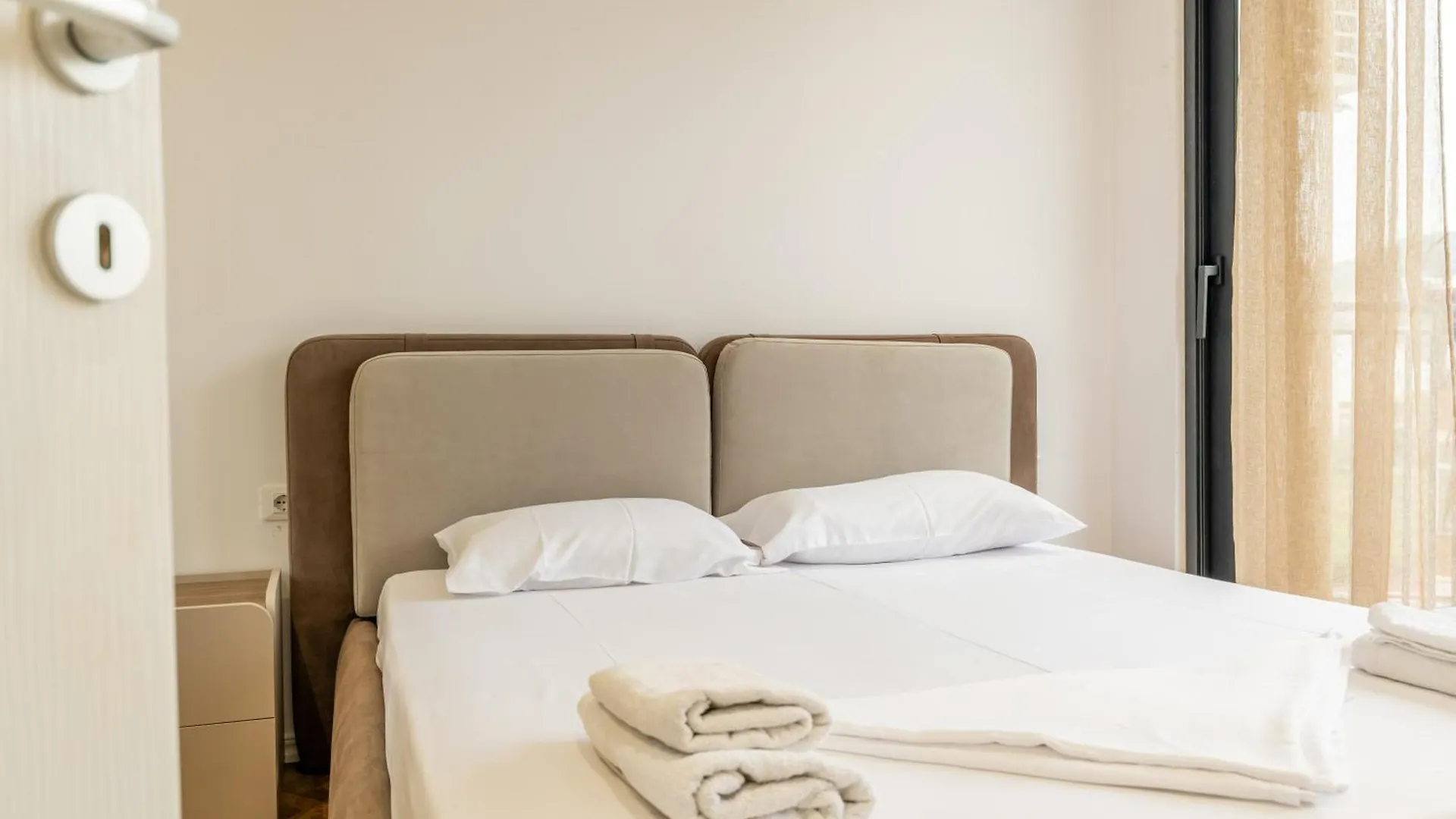 アパート Tirent Apartment-Modern Bedrooms Stay Near Liqeni I Thate ティラナ