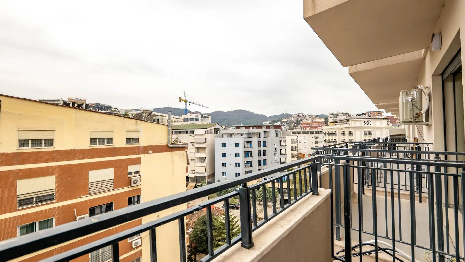 Tirent Apartment-Modern Bedrooms Stay Near Liqeni I Thate ティラナ アルバニア