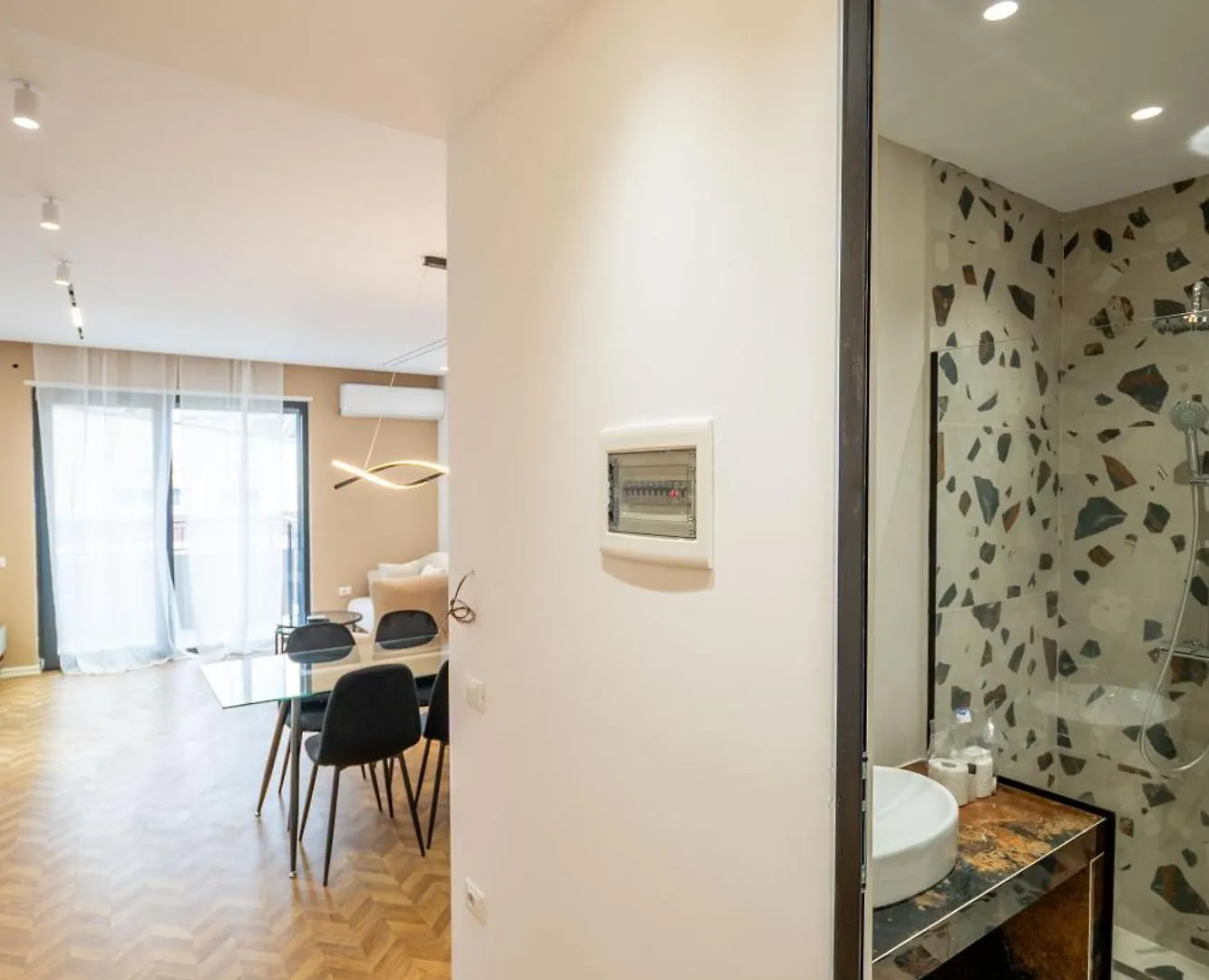 アパート Tirent Apartment-Modern Bedrooms Stay Near Liqeni I Thate ティラナ